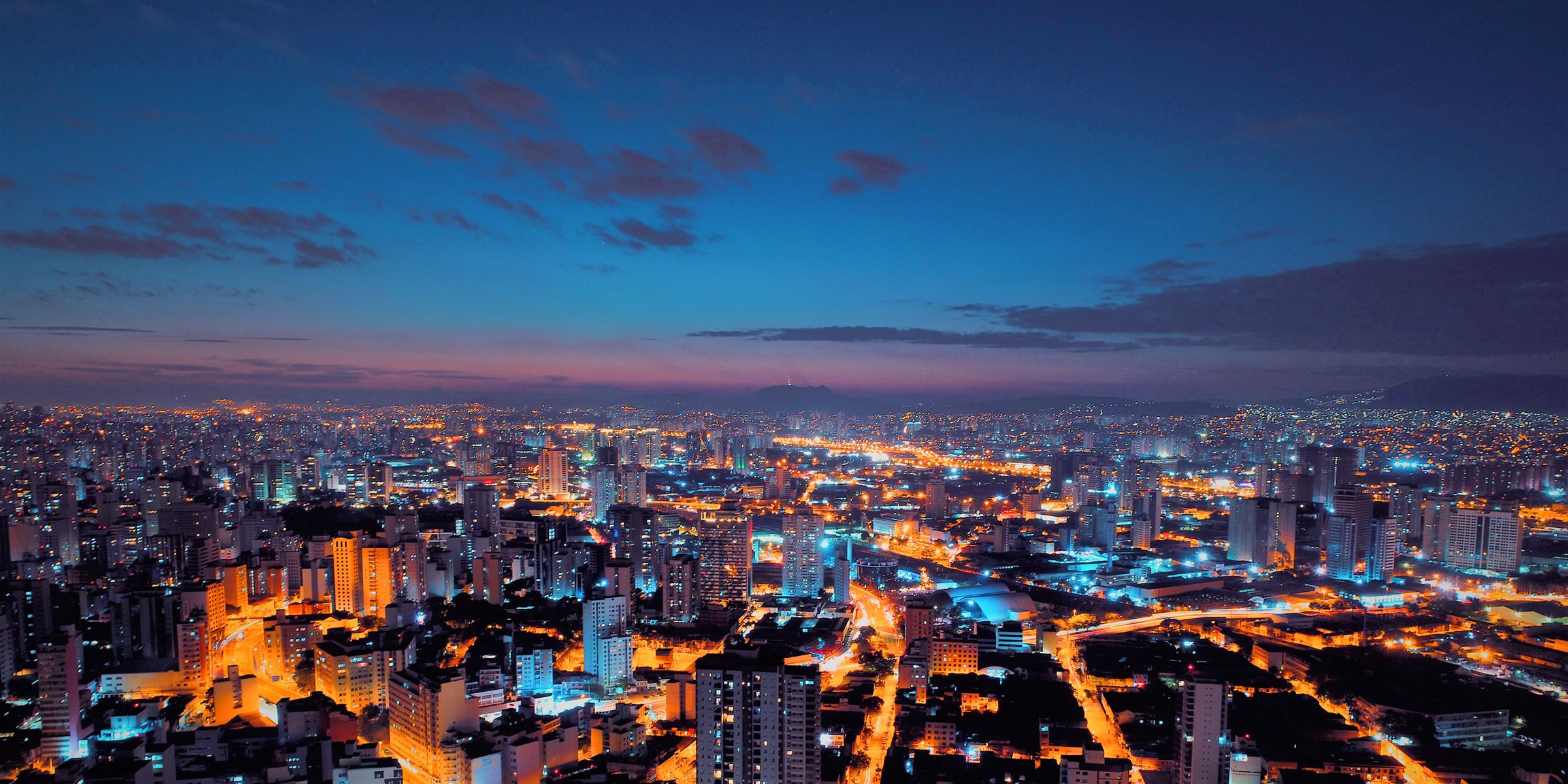 una ciudad de noche con muchos edificios