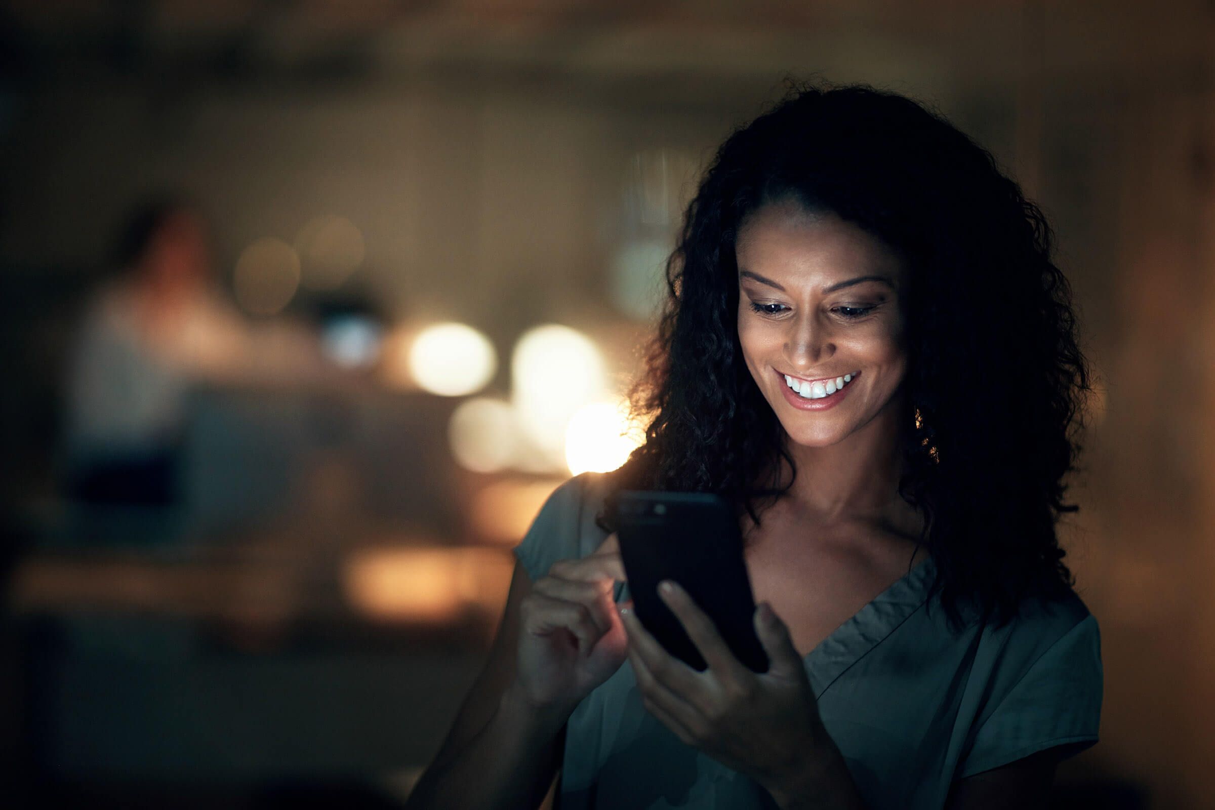 woman accepting payment with Clover flex pocket