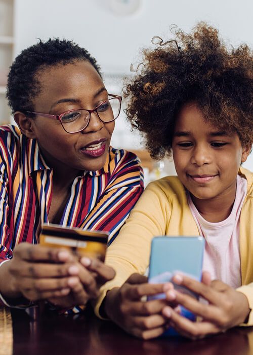 parent teaching financial literacy to children